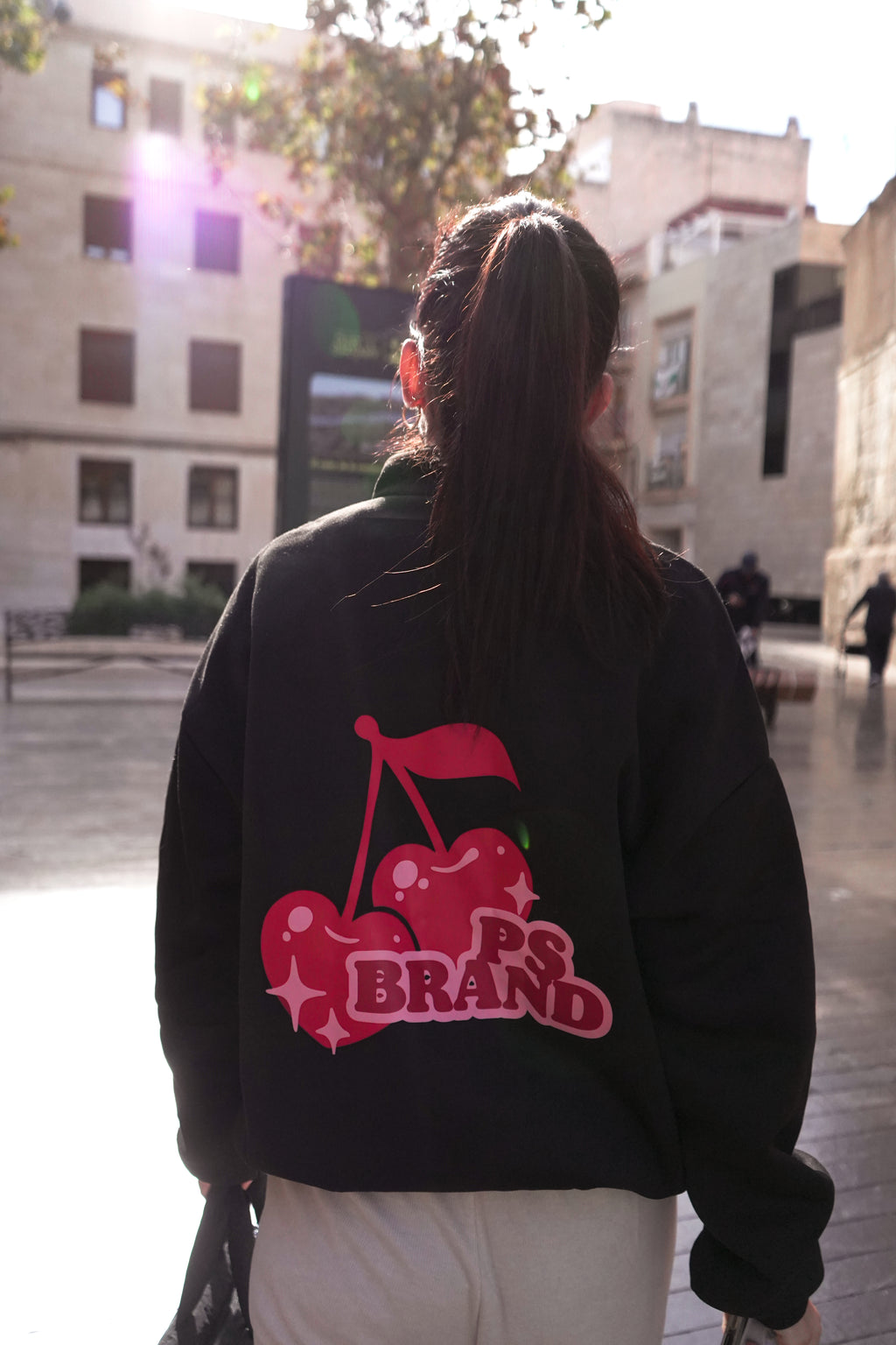 SUDADERA NEGRA CHERRIES