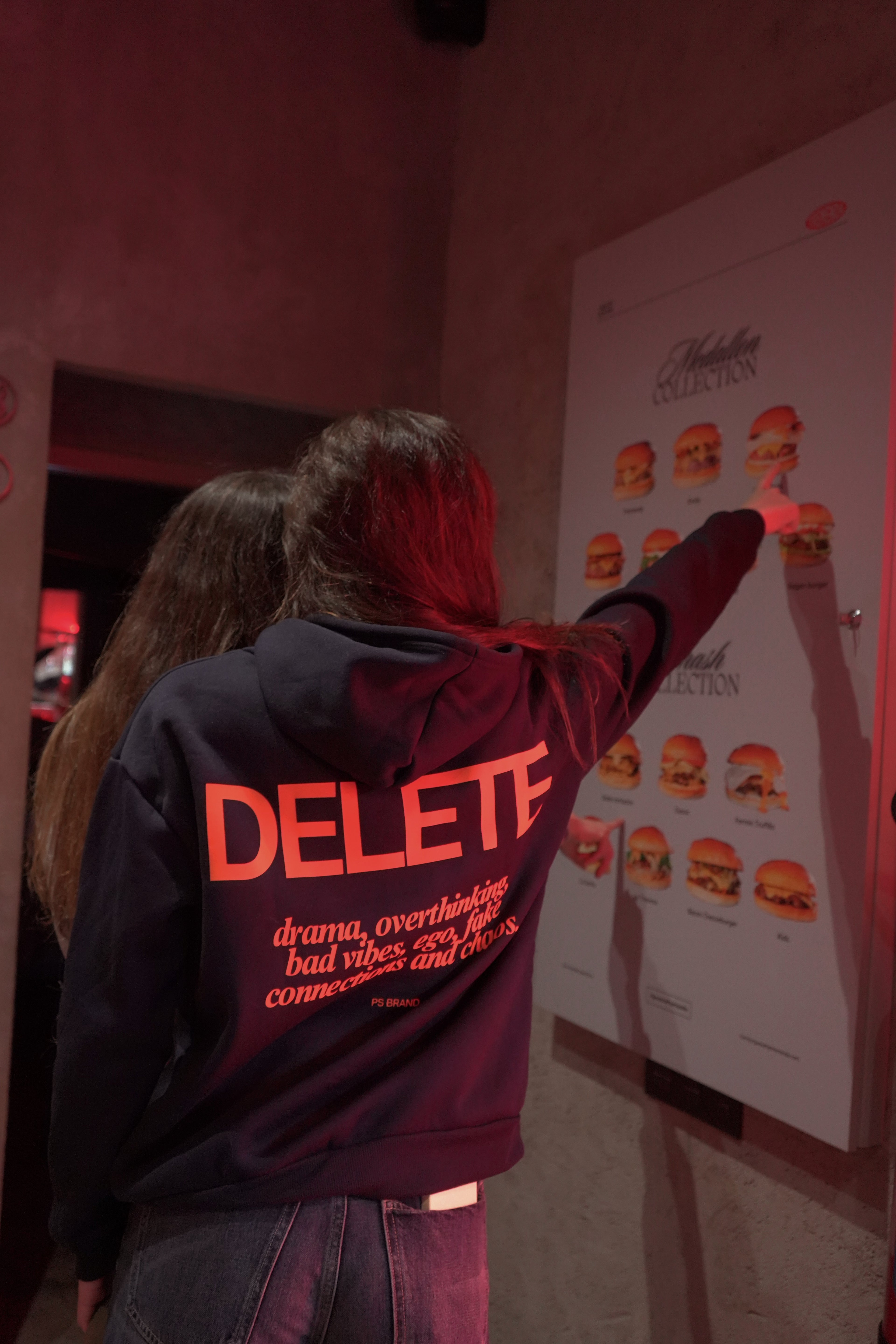 SUDADERA AZUL MARINO DELETE CON CAPUCHA