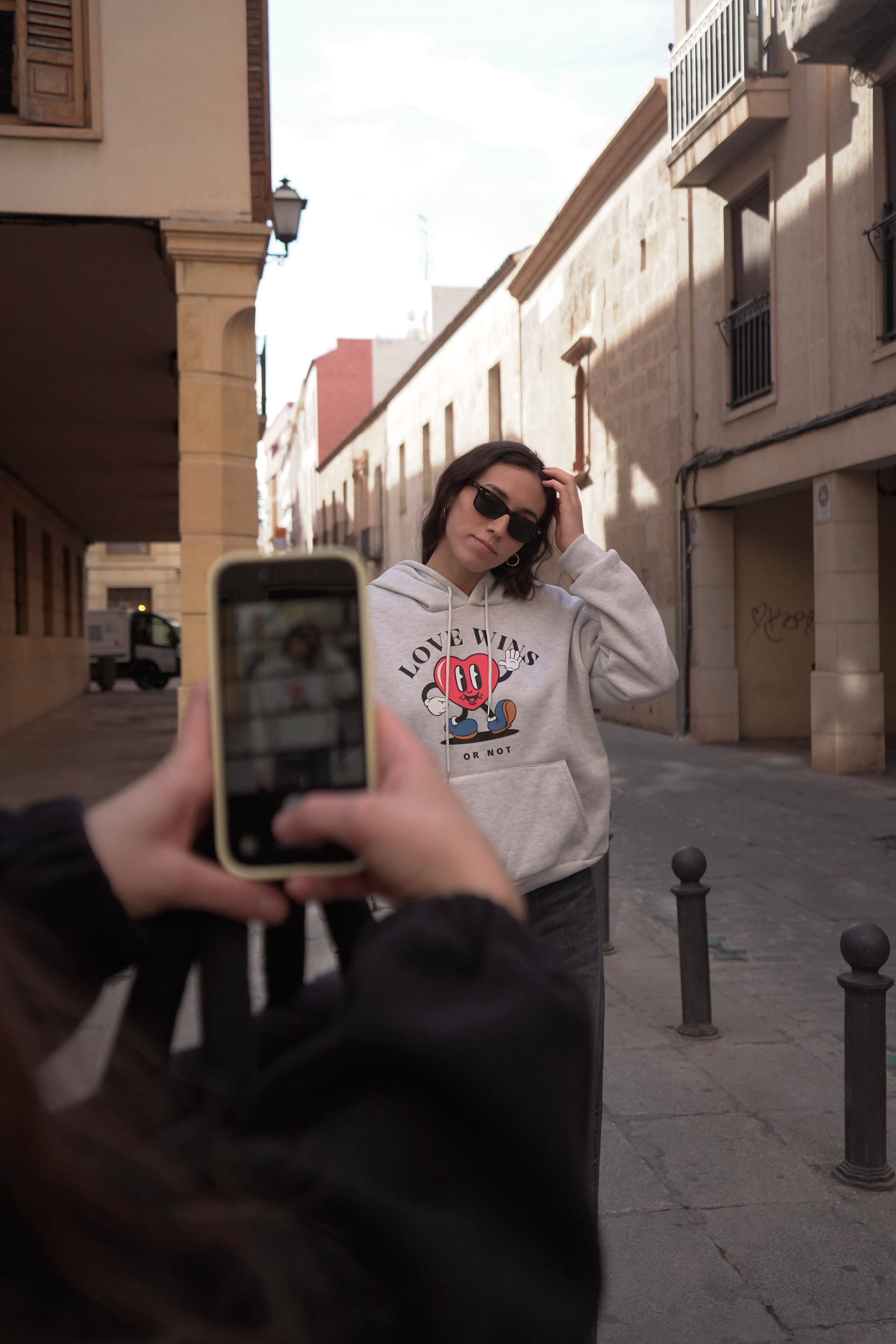 SUDADERA GRIS EL AMOR GANA O NO